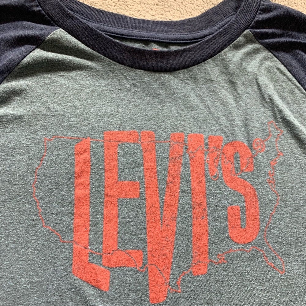 Men’s size Large Levi’s long sleeve shirt